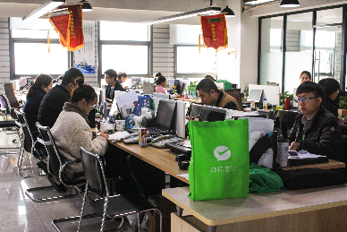 Projector Screen Manufacturer